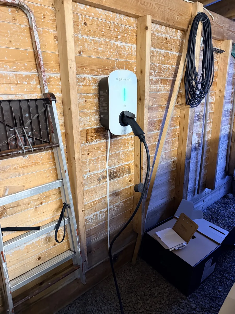 Sigenergy-laddbox med laddkabel monterad på väggen i en villa i Östra Ryd