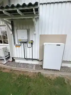 Sigenergy SigenStor med batteri och växelriktare installerat vid en villa i Kolmården